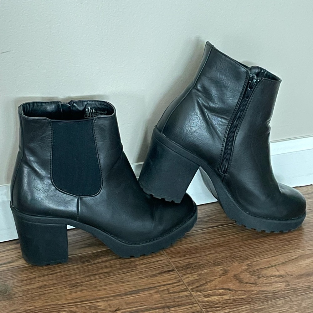 Shi by Journeys black chelsea boots